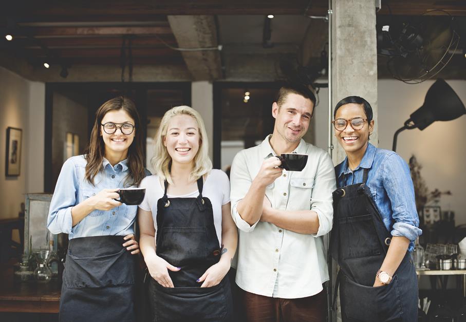 Equipe do Café Aroma sorrindo e pronta para atender Equipe do Café Aroma